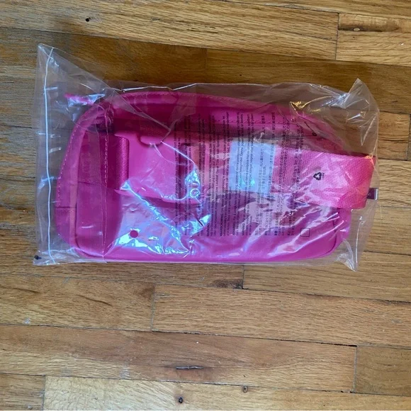 💞 Lululemon 1L belt bag in Sonic Pink 💞 - Picture 3 of 9